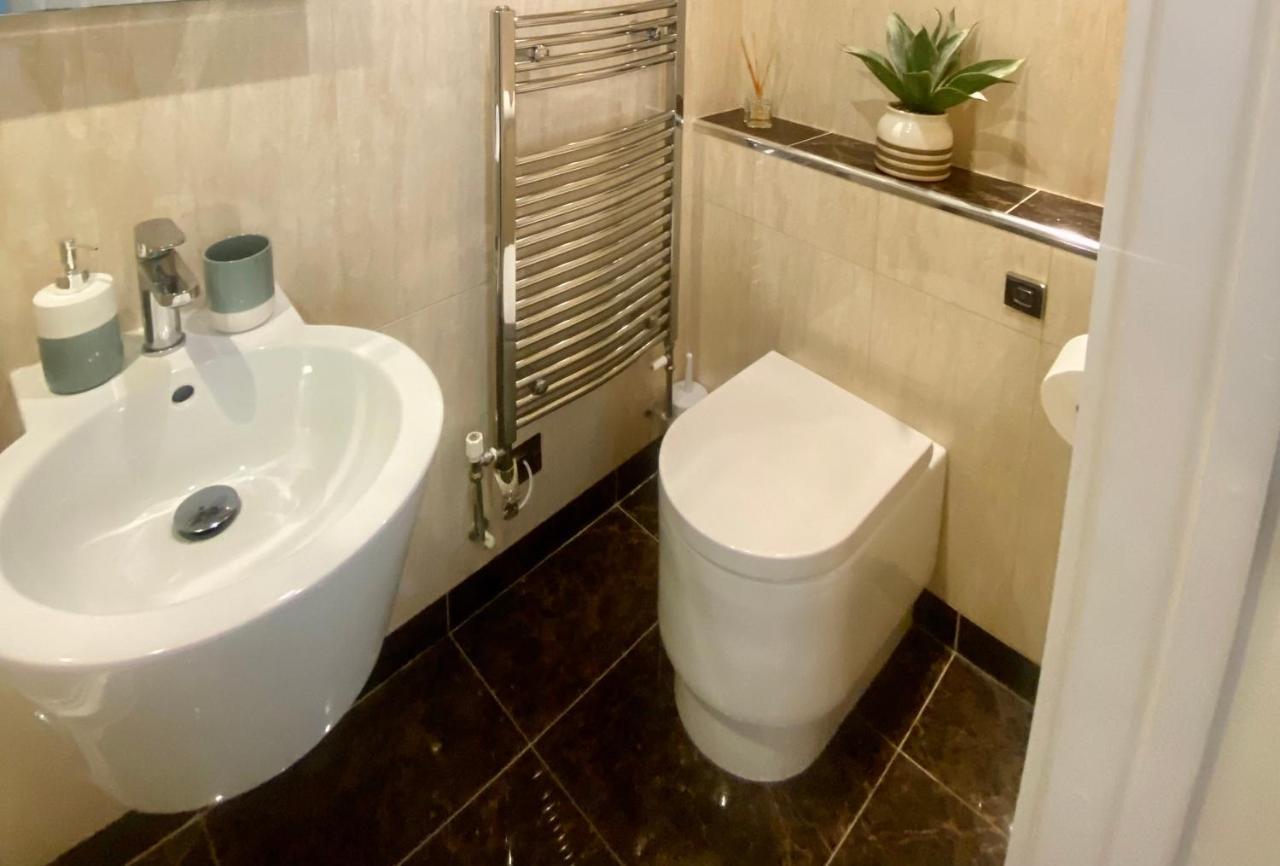 Апартаменты Stunning 2-Bed-2Bath Apt In Whitby With Parking Экстерьер фото