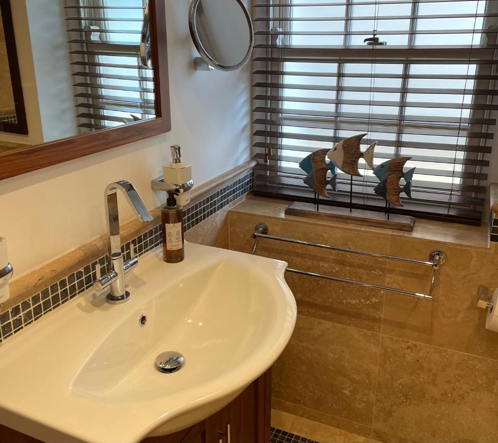 Апартаменты Stunning 2-Bed-2Bath Apt In Whitby With Parking Экстерьер фото