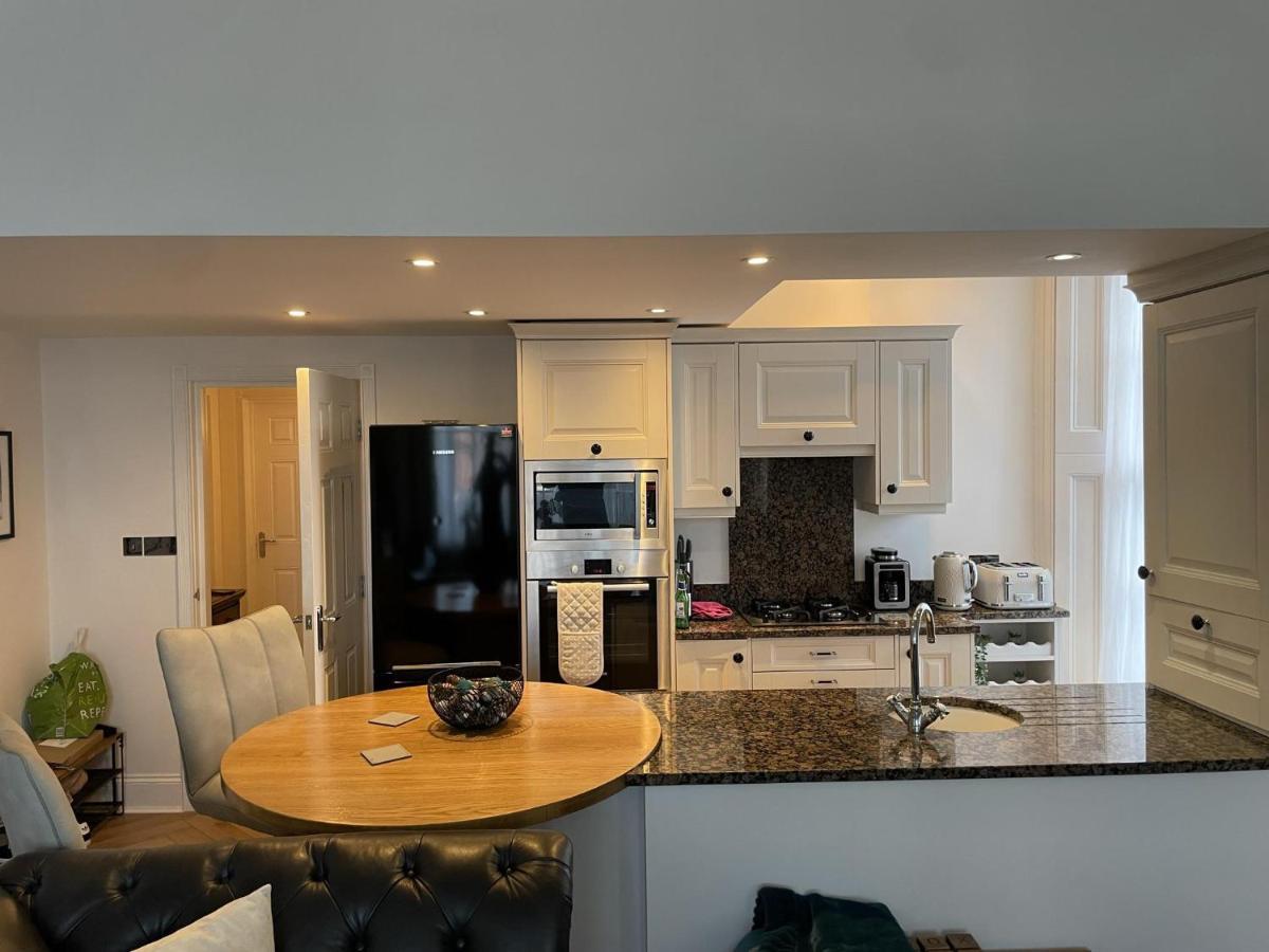 Апартаменты Stunning 2-Bed-2Bath Apt In Whitby With Parking Экстерьер фото